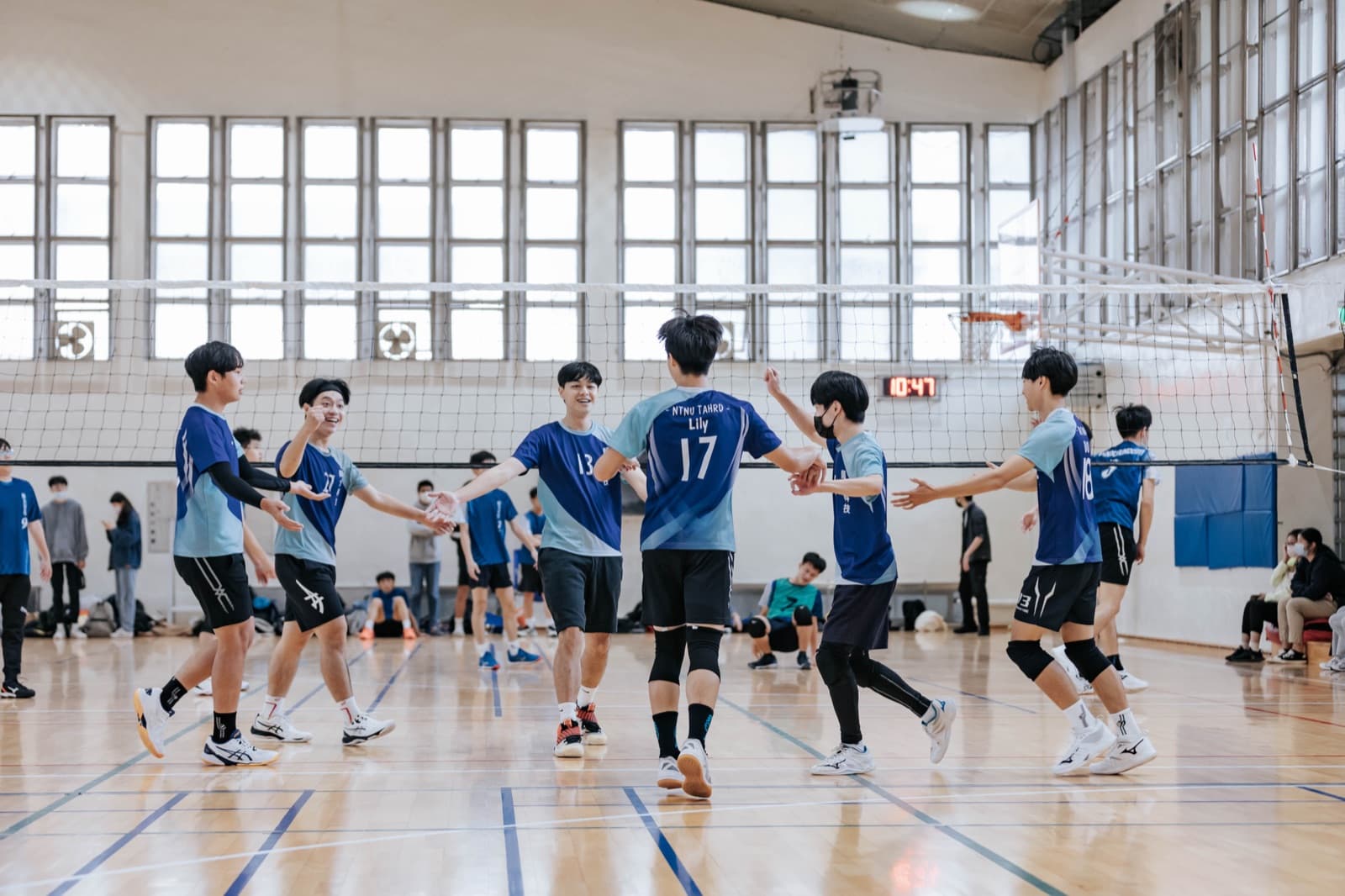 Hugo with NTNU's men's volleyball team